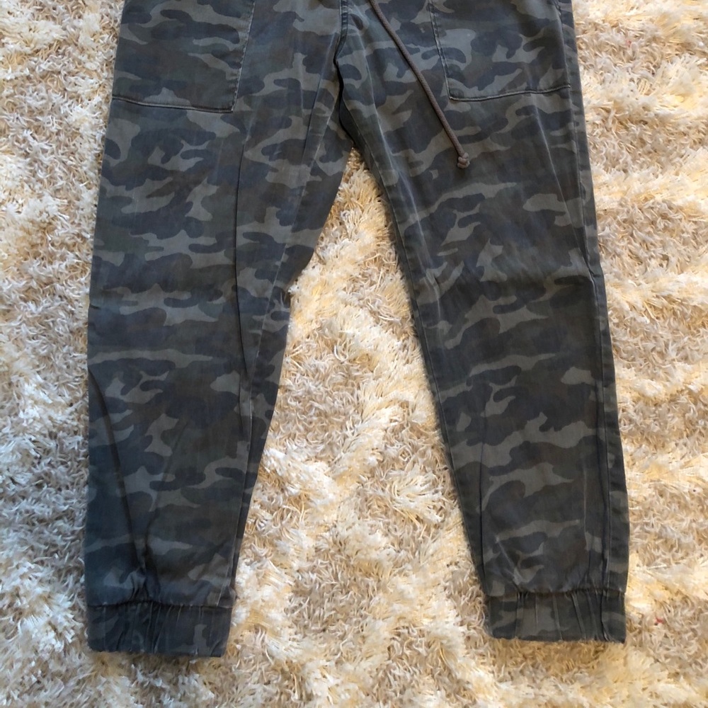 Bella Dahl camo joggers size large
